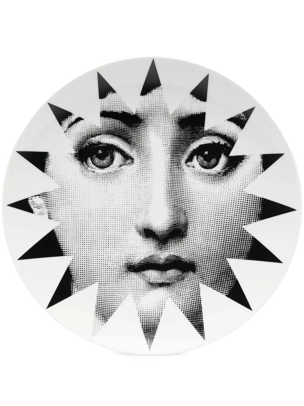 Fornasetti Assiette "Tema e Variazioni" n.25 en porcelaine blanche et noire - 42423_TU 