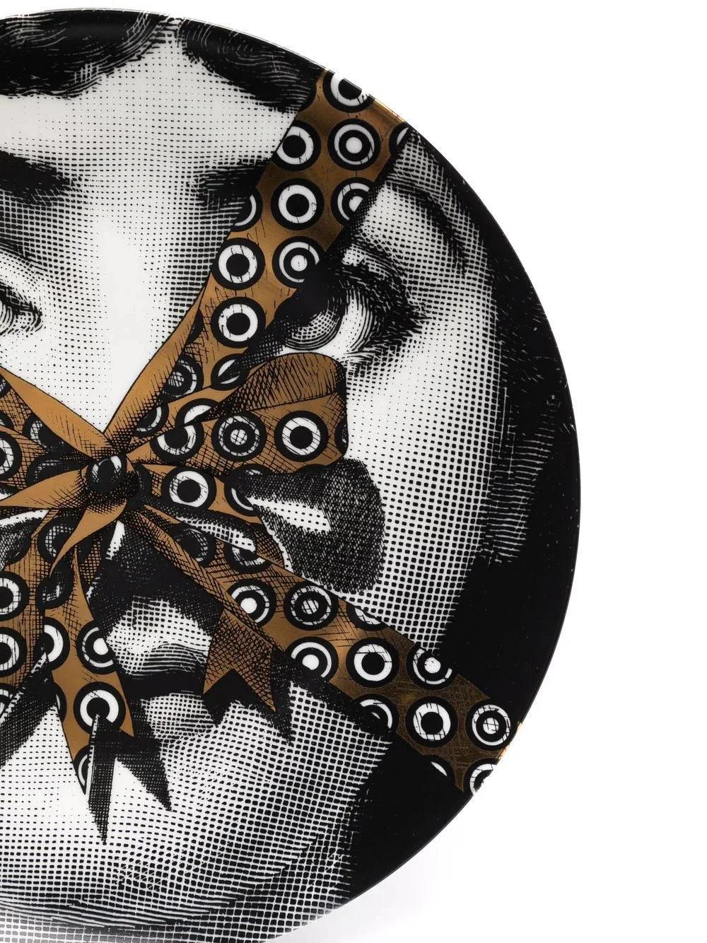 Fornasetti Assiette "Tema e Variazioni" n.79 en porcelaine blanche, noire et dorée - 42425_TU 
